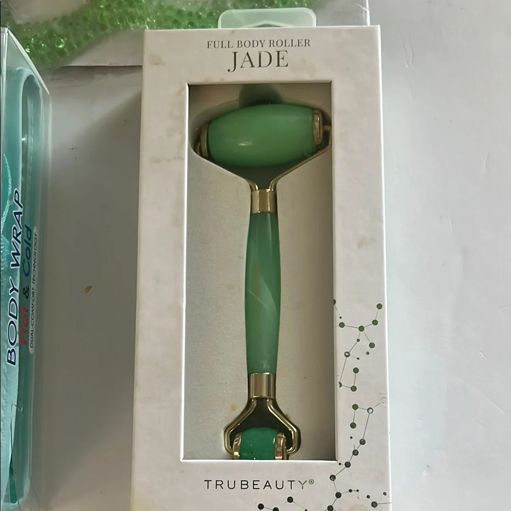 NWOT Jade Green Facial Roller and Yellow Toiletry Bag Set - Picture 10 of 13